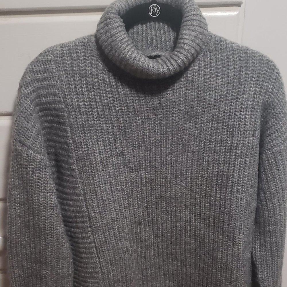 DKNY TURTLENECK SWEATER